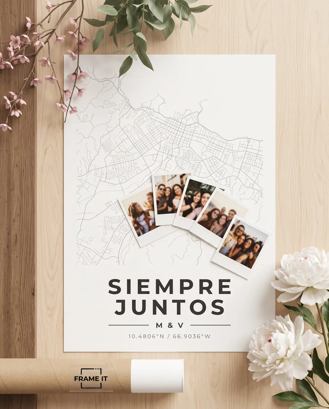 Póster de mapa personalizado de Caracas con fotos y flores sobre una mesa de madera